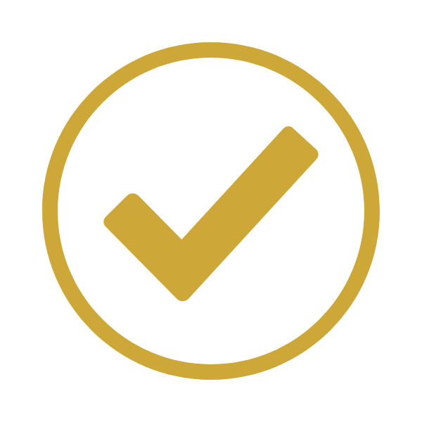 Simbolo di spunta dorato su sfondo bianco, sinonimo di cosmetici naturali certificati Made in Italy per bambini e pelli sensibili.