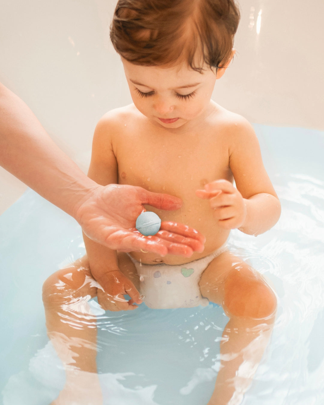 Bambino in vasca con pallina da bagno naturale Silvana, cosmetici naturali bambini, pelle sensibile, Made in Italy