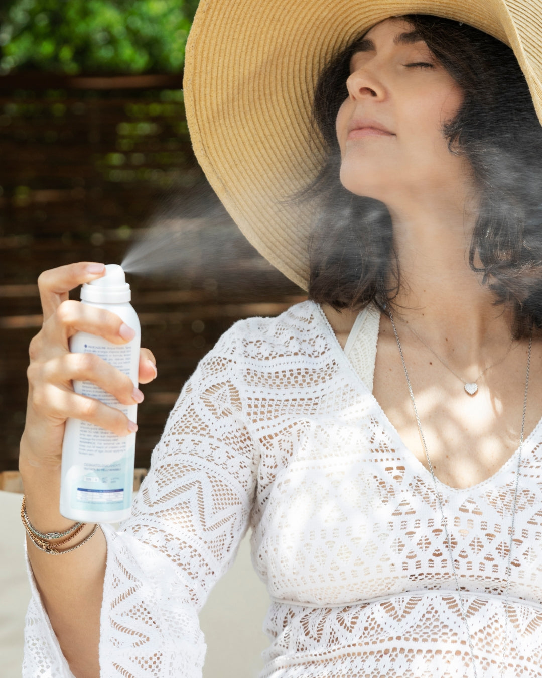 Donna applica spray rinfrescante Silvana, cosmetici naturali bambini, idrata pelli sensibili, Made in Italy.