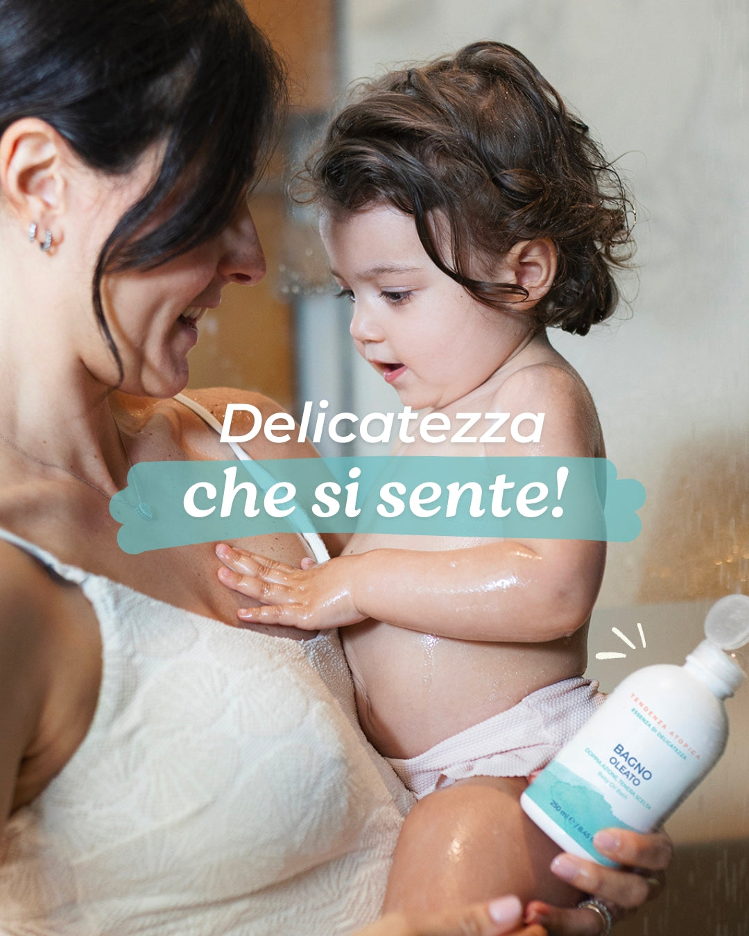 Mamma e neonato durante il bagnetto con Bagno Oleato Silvana, cosmetico naturale delicato per pelli sensibili bambini.