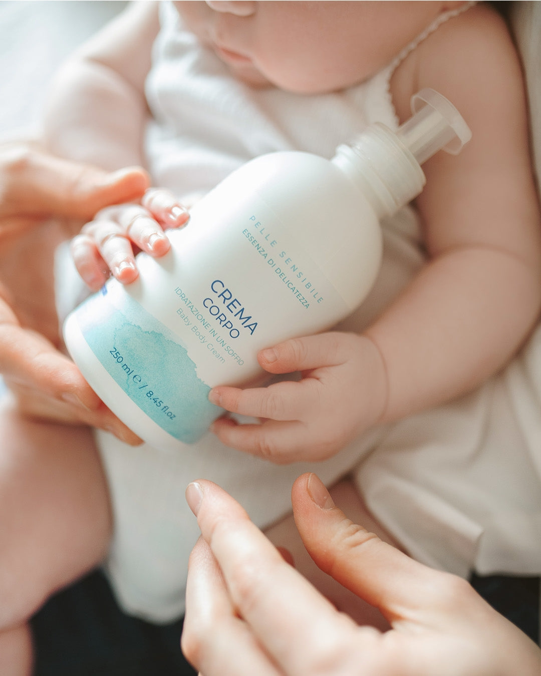 Crema corpo naturale per neonato, idratante, delicata su pelli sensibili, Made in Italy.