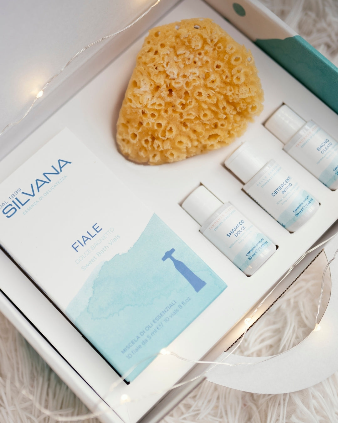 Set bagnetto neonato Silvana con spugna naturale, fiale bagno e prodotti delicati per pelli sensibili, Made in Italy.