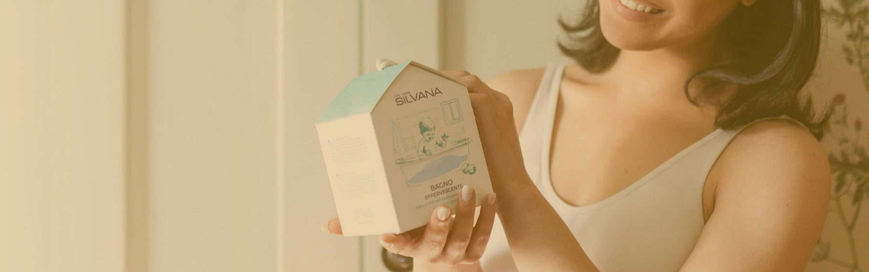 Donna tiene confezione Silvana bagno effervescente, cosmetici naturali bambini pelli sensibili Made in Italy
