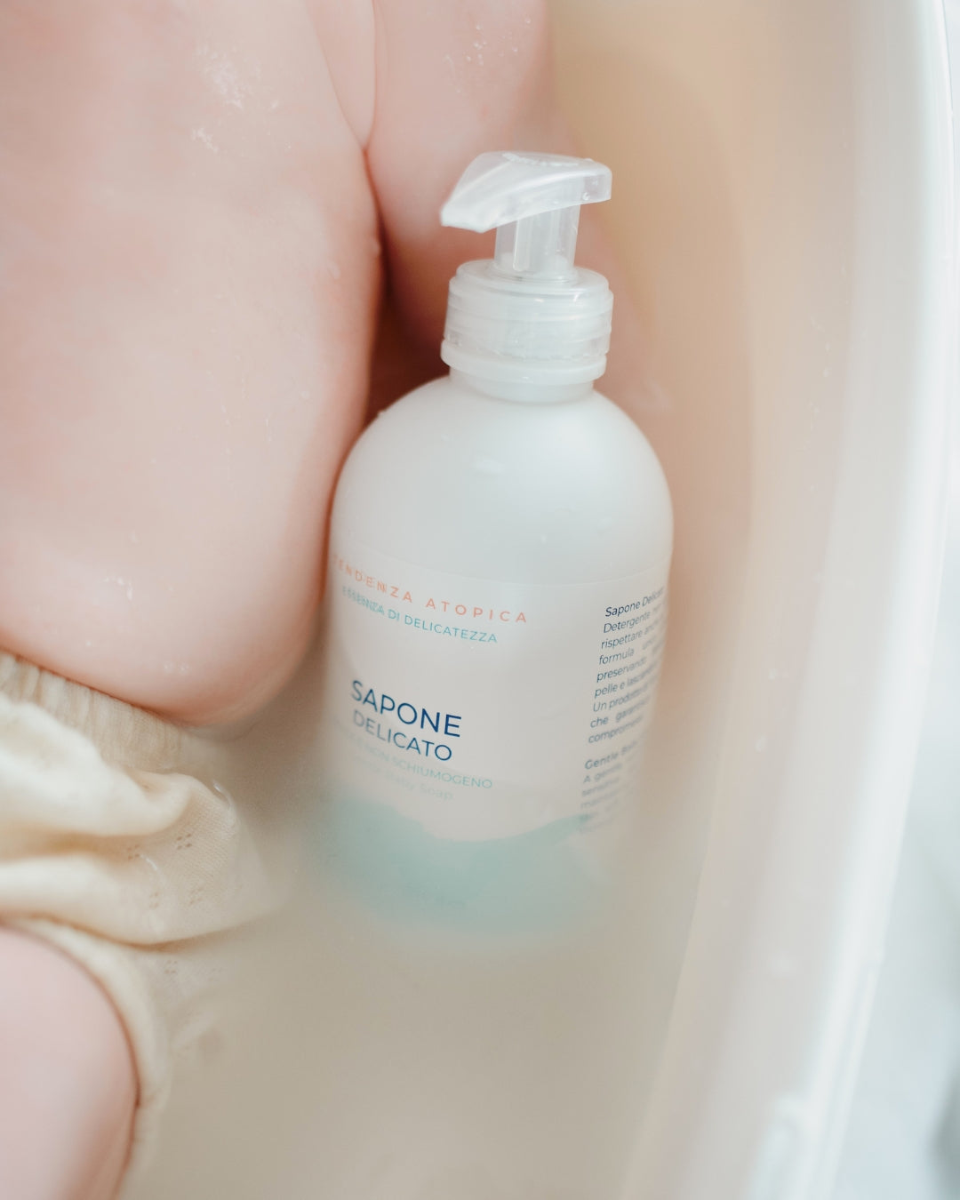 Sapone delicato naturale per bambini in bagno, ideale per pelli sensibili, Made in Italy.