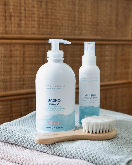 Bagno doccia delicato e acqua profumata per bambini, cosmetici naturali, pelli sensibili, Made in Italy.