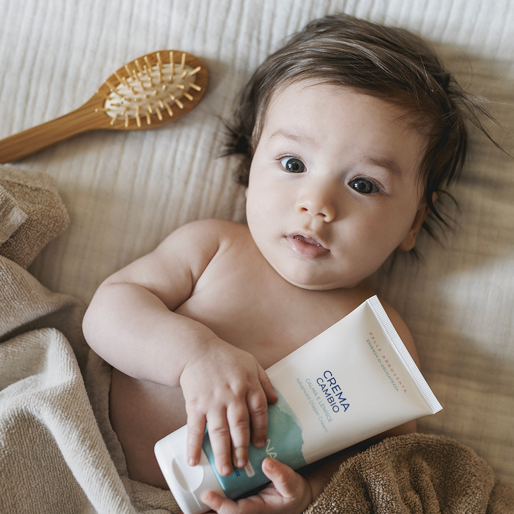 Bambino con crema cambio Silvana, cosmetici naturali per neonato, pelli sensibili, Made in Italy.